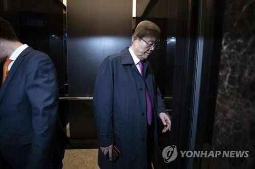 4월 24일 오후 서울 은행회관에서 열린 '21대 국회, 어떻게 해야 하나 정치토론회'에 참석한 김종인 대한발전전략연구원 이사장이 토론회장을 나서고 있다. [연합뉴스 자료사진]