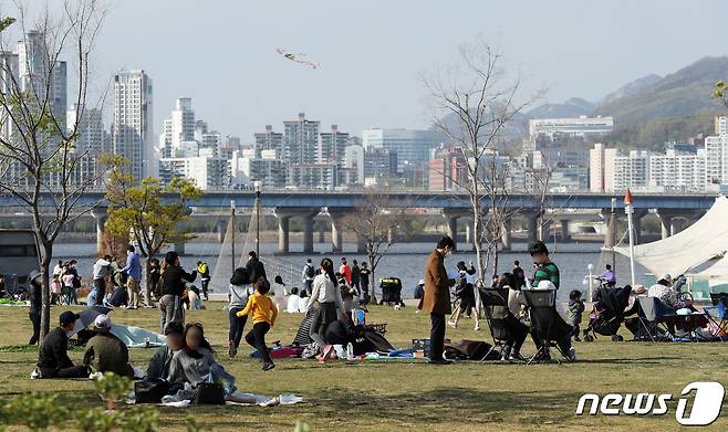 신종 코로나바이러스 감염증(코로나19) 확산이 줄면서 정부의 사회적 거리두기 완화 첫 주말인 26일 오후 서울 여의도 한강공원에서 시민들이 봄나들이를 즐기고 있다. 2020.4.26/뉴스1 © News1 구윤성 기자