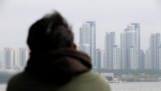 정부가 부동산 시장 안정화를 위해 추진한 12·16 대책이나 분양가상한제 등의 후속 입법이 20대 국회에서는 물건너갈 전망이다. 사진은 강남 일대 아파트 단지 모습.<연합뉴스>