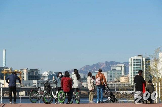 완연한 봄날씨를 보인 22일 서울 한강시민공원 여의도지구를 찾은 시민들이 구름 한 점 없는 하늘을 보며 오후 한때를 즐기고 있다.