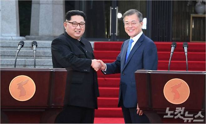 2018 남북정상회담이 열린 지난 2018년 4월 27일 경기도 파주시 판문점 평화의집 앞에서 문재인 대통령과 김정은 국무위원장이 '판문점 선언'을 발표한뒤 악수를 하고 있다. (사진=황진환 기자/자료사진)