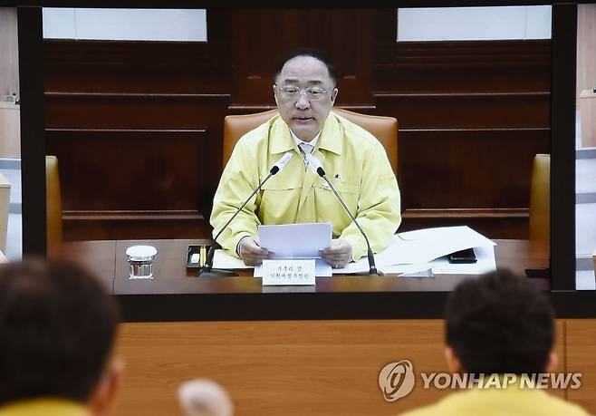 대외경제장관회의 주재하는 홍남기 경제부총리 (서울=연합뉴스) 홍남기 경제부총리 겸 기획재정부 장관이 27일 서울 광화문 정부서울청사에서 열린 서울-세종간 영상 대외경제장관회의를 주재하고 있다. [기획재정부 제공. 재판매 및 DB금지] photo@yna.co.kr