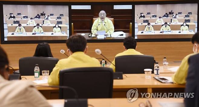 대외경제장관회의 주재하는 홍남기 경제부총리 (서울=연합뉴스) 홍남기 경제부총리 겸 기획재정부 장관이 27일 서울 광화문 정부서울청사에서 열린 서울-세종간 영상 대외경제장관회의를 주재하고 있다. [기획재정부 제공. 재판매 및 DB금지] photo@yna.co.kr