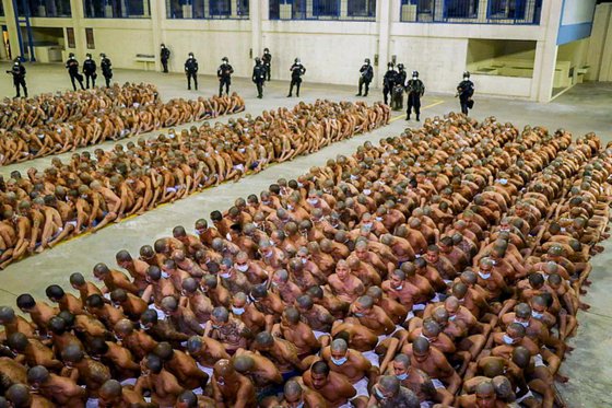 엘살바도르 수도 산살바도르에 있는 이살코 교도소에서 25일(현지시간) 수감자들을 한군데 모아놓고 감시하고 있다. [로이터=연합뉴스]