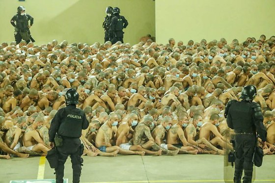 나이브 부켈레 엘살바도르 대통령은 25일 전국 교도소에 24시간 봉쇄령을 내렸다. [로이터=연합뉴스]