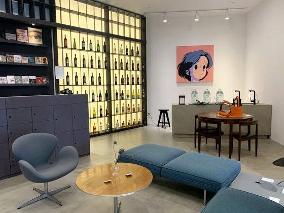 남성을 위한 편집숍인 광교 앨리웨이의 '스트롤.' 추후 멤버쉽으로 운영할 계획을 가지고 있는 스펜서룸과 리큐어숍. 남자들의 아지트 공간으로 이웃과 편안하게 소통하거나 나만의 시간을 가질 수 있도록 설계한 공간이다. 사진 스트롤