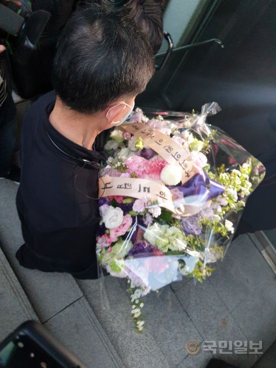 김종인 전 총괄선대위원장의 서울 구기동 자택으로 꽃 선물이 배달되고 있다. 김이현 기자