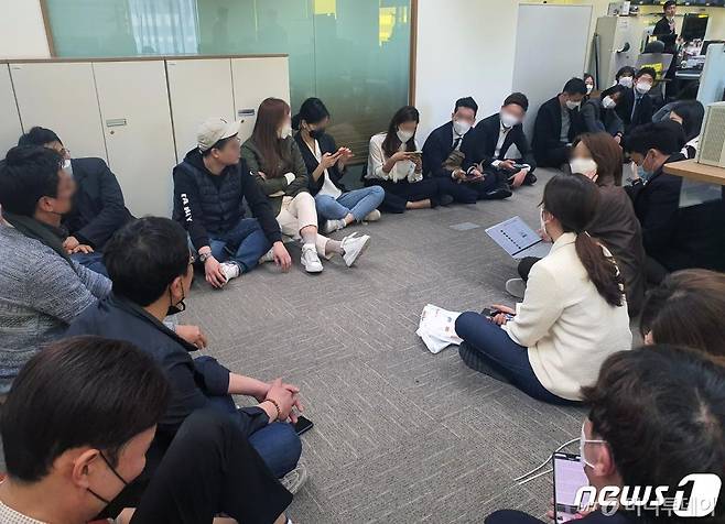 (서울=뉴스1)  = 검찰이 종합편성채널 채널A 기자와 현직 검사장 간 유착 의혹과 관련해 채널A 본사에 대한 강제수사에 나섰다. 서울중앙지검 형사1부가 28일 서울 종로구 채널A 본사의 관련부서 사무실을 압수수색하고 있는 가운데 보도본부실 앞을 기자들이 대치하고 있다. (채널A 제공)2020.4.28/뉴스1