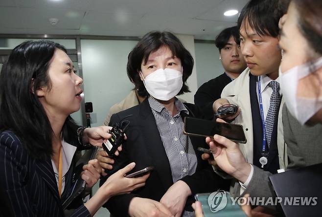 윤리위 참석 후 당사 나서는 양정숙 당선인 (서울=연합뉴스) 안정원 기자 = 더불어시민당 양정숙 비례대표 국회의원 당선인이 28일 오후 서울 여의도 당사에서 열린 윤리위원회에 참석한 후 당사를 나서고 있다.  jeong@yna.co.kr