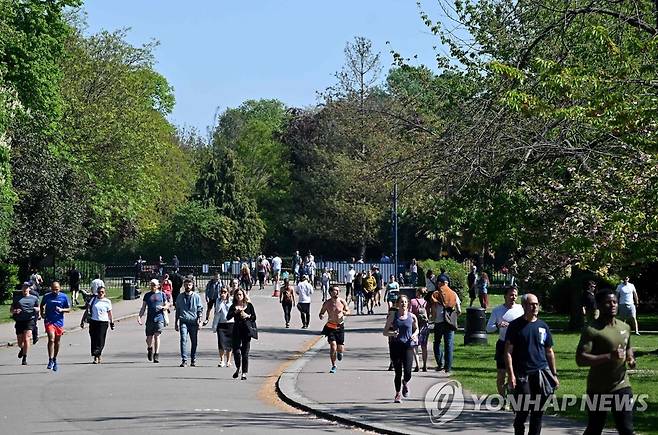 마스크를 쓰지 않고 공원을 산책하는 런던 시민들 [AFP= 연합뉴스]