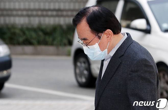 장영표 단국대 의대 교수가 29일 오전 서울 서초구 서울중앙지방법원에서 입시비리 및 사모펀드 등 혐의로 재판에 넘겨진 정경심 동양대 교수의 재판에서 정 교수 딸의 단국대 허위 인턴 및 병리학 논문 제1저자 의혹을 심리하기 위해 증인 출석하고 있다. 2020.4.29/뉴스1 © News1 이동해 기자