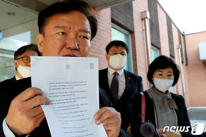 민경욱 미래통합당 의원이 29일 오후 인천시 연수구 선거관리위원회에서 법원 결정문을 들어보이며 입장을 밝히고 있다. 민 의원은 선관위가 법원 결정문 대로 비례투표 용지를 주지 않는다며 불편한 심기를 드러냈다.2020.4.29/뉴스1 © News1 정진욱 기자