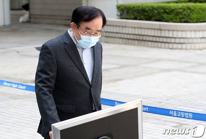 장영표 단국대 의대 교수가 29일 오전 서울 서초구 서울중앙지방법원에서 입시비리 및 사모펀드 등 혐의로 재판에 넘겨진 정경심 동양대 교수의 재판에서 정 교수 딸의 단국대 허위 인턴 및 병리학 논문 제1저자 의혹을 심리하기 위해 증인 출석하고 있다. 2020.4.29/뉴스1 © News1 이동해 기자