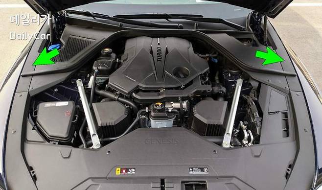 펜더 이음새의 마무리가 깔끔한 엔진룸