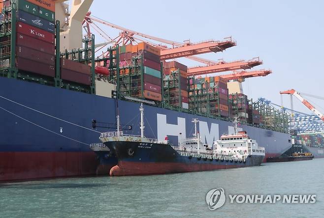 급유받는 `알헤시라스 호` (부산=연합뉴스) 강덕철 기자 = 알헤시라스 호가 29일 부산 신항 4부두에서 해상급유를 받고 있다.   2020.4.29 kangdcc@yna.co.kr