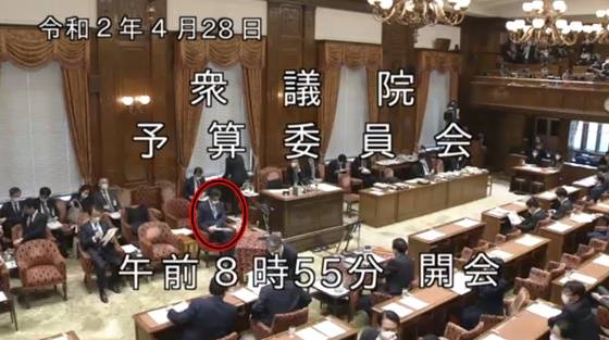 지난 28일 일본 중의원 예산 예산위원회 시작 전 아베 신조 일본 총리(사진 속 동그라미 안)가 마스크를 착용한 채 서류를 검토 중이다/사진=일본 중의원 예산위원회 영상 캡쳐