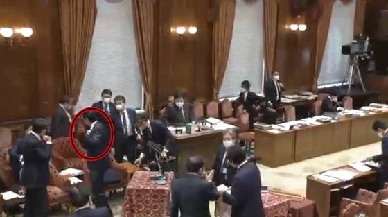 마스크를 양복 상의 주머니에 넣는 장면/사진=일본 중의원 예산위원회 영상 캡쳐