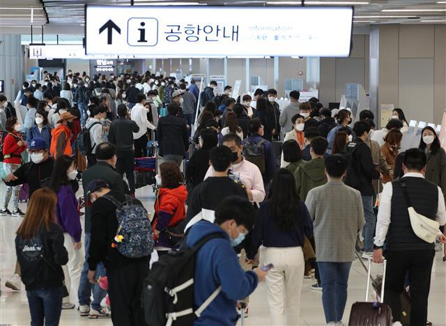 본격적인 황금연휴가 시작된 30일 오전 서울 강서구 김포공항 국내선 청사가 탑승객들로 붐비고 있다.제주도관광협회는 황금연휴가 시작된 지난 29일 제주 방문객이 신종 코로나바이러스 감염증(코로나19) 사태 이후 최다인 3만6587명으로 잠정 집계됐다고 밝혔다.이는 코로나19의 세계적 대유행으로 국제선 하늘길이 막히고 해외여행을 다녀오더라도 2주간 자가격리를 해야하는 등 사실상 해외여행이 불가능해지면서 관광객들이 제주로 몰리는 것으로 풀이된다. 2020.4.30뉴스1