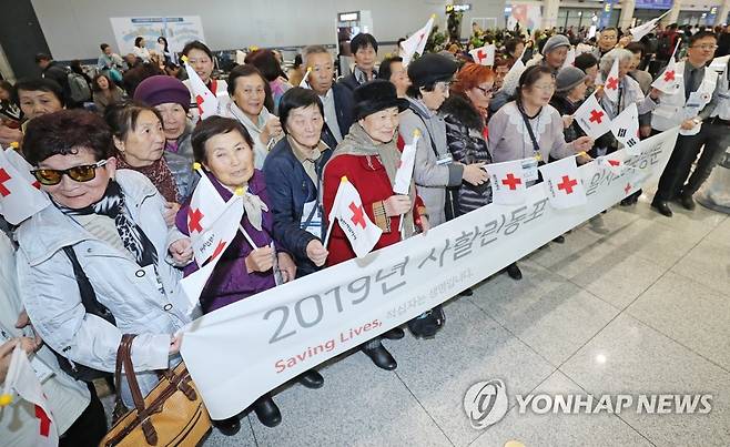 사할린동포 지원 근거될 '특별법' 제정 국회는 사할린동포 지원의 법적 근거가 될 '사할린동포 지원에 관한 특별법'을 30일 본회의에서 통과시켰다. 사진은 2019년 사할린동포 일시모국방문 행사. [연합뉴스 자료사진]