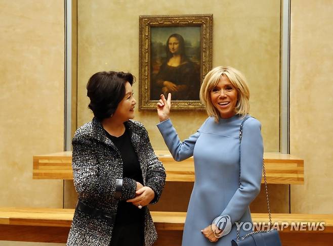 写真は去る 2018年 10月 15日ムン・ゼイン大統領の否認キム・ジョンスク女史がエマヌィへマクロング大統領の否認であるブリジトマクロング女史と一緒にフランスパリルーヴル博物館を訪問, レオナルドダヴィンチの 