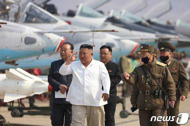 (平壌労動新聞=ニュース1) = キム・ジョンウン北朝鮮国務委員長が西部地区航空及び反抗工事団官下追い討ち襲撃機縁台を視察したと労動党機関紙労動新聞が 12日報道した. [国内でばかり使用可能. 再配布禁止. DB 禁止. For Use Only in the Republic of Korea. Redistribution Prohibited] rodongphoto@news1.kr