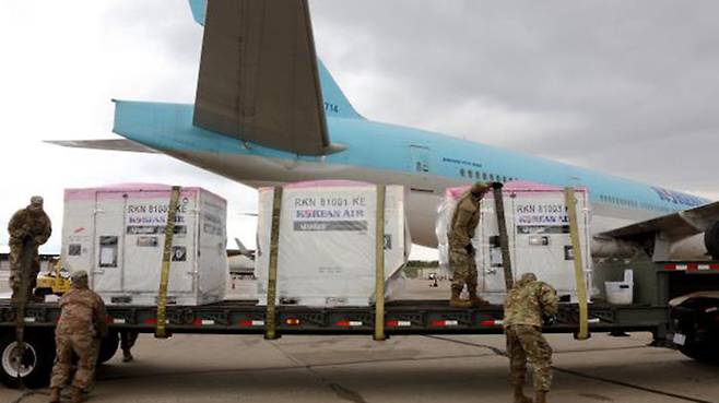 미국 메릴랜드주 관계자들이 지난 4월 18일(현지시간) 대한항공 여객기 편으로 코로나19 진단키트 구매분을 전달받고 있다.