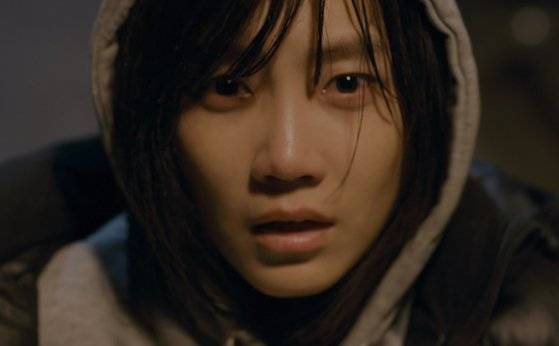 신현빈이 단독 주연 맡은 영화 '어떤 살인'. 언어 장애가 있는 고아 지은은 성폭행 피해 후 복수에 나선다.[사진 컨텐츠온미디어 , 전망좋은영화사]