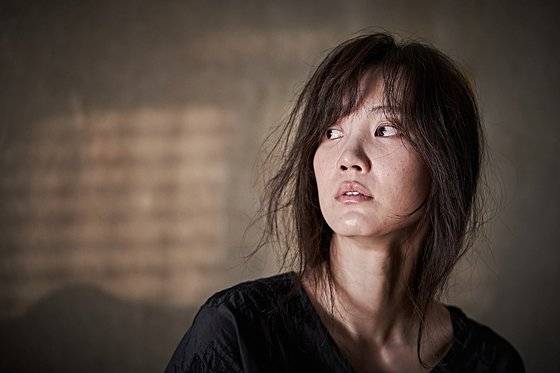 '방가? 방가!'의 육상효 감독은 영화 '지푸라기라도 잡고 싶은 짐승들'에서 신현빈이