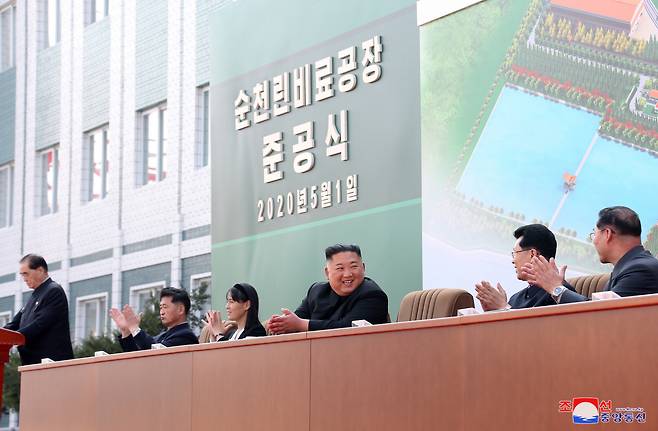 사망설에 휩싸였던 북한 김정은 국무위원장이 20일 만에 공개활동을 재개하며 건재함을 과시했다. 김 위원장이 노동절이었던 지난 1일 순천인비료공장 준공식에 참석했다고 조선중앙통신이 2일 보도했다. [연합]