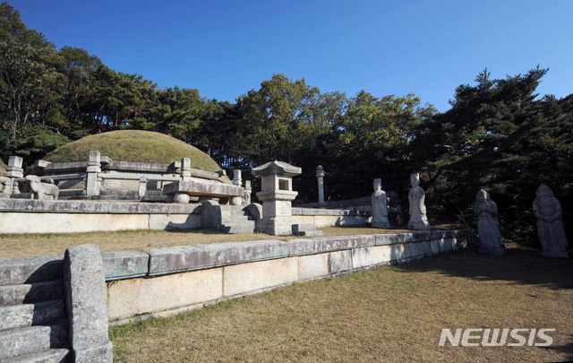 [서울=뉴시스] 개성시 오산리에 있는 고려 31대 공민왕(恭愍王)의 왕비 노국대장공주(魯國大長公主)의 정릉(正陵)과 동쪽에 서 있는 문인석, 무인석. (사진=평화경제연구소 제공) 2020.05.02. photo@newsis.com