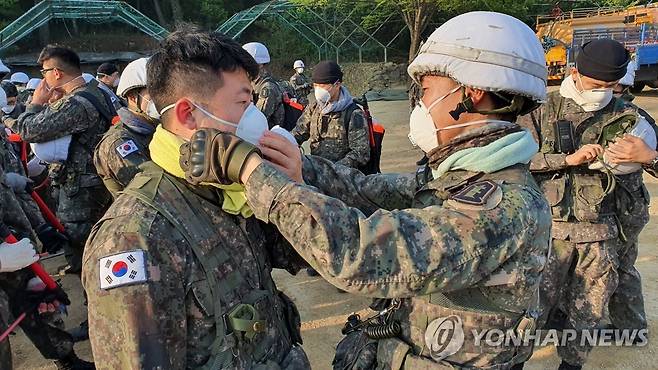 高声山火事現場に出動する余分の将兵 (高声=連合ニュース) 2日午前陸軍 22社団将兵たちが江原高城郡土城面山火事現場で進化装備とマスクを受領した後残部を除去作業をするために出動している. 2020.5.2 [陸軍 22社団提供・再販売及び DB 禁止] dmz@yna.co.kr