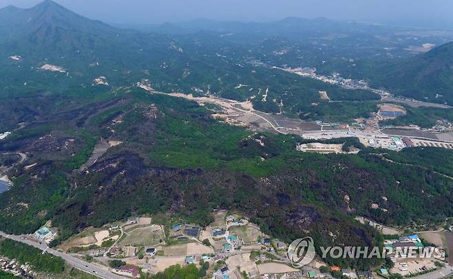 강원 고성산불…화마가 할퀸 흔적 (고성=연합뉴스) 양지웅 기자 = 강원 고성군 토성면 산불 주불이 진화된 2일 오전 화재 현장의 산림이 검게 타 있다. 2020.5.2 yangdoo@yna.co.kr