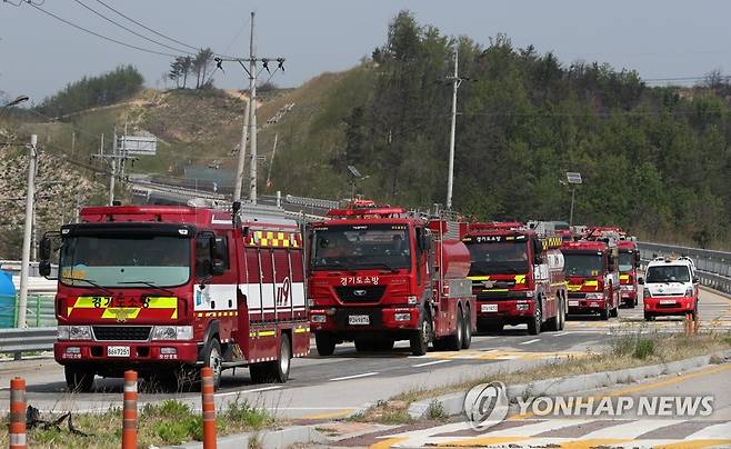 영웅들의 복귀 (고성=연합뉴스) 양지웅 기자 = 강원 고성군 토성면 산불 주불이 진화된 2일 오전 원암리 교차로에서 경기소방본부 소방차량들이 복귀를 위해 고속도로로 향하고 있다. 2020.5.2 yangdoo@yna.co.kr