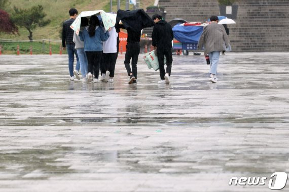 서울 여의도 한강공원에서 시민들이 우산을 쓴 채 발걸음을 재촉하고 있다. /뉴스1 © News1 이동해 기자