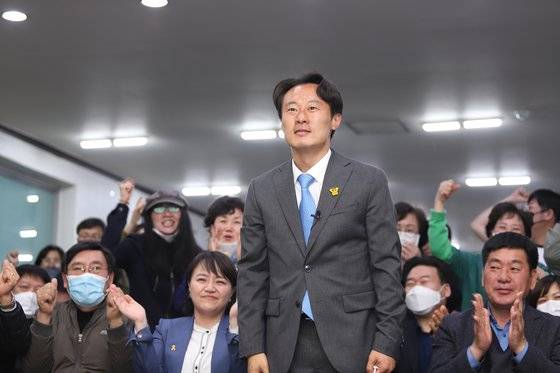 제21대 국회의원 선거일인 15일 경기 용인정에 출마한 더불어민주당 이탄희 후보가 선거사무실에서 당선이 확실시되자 미소를 짓고 있다. 이 후보는 양승태 의혹에 연루된 법관들의 탄핵을 주요 공약으로 내세웠다. [연합뉴스]