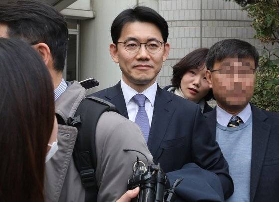 성창호 부장판사가 지난 2월 13일 서울중앙지방법원에서 1심 무죄를 받은 뒤 웃는 모습으로 법정을 나오고 있다. [뉴스1]