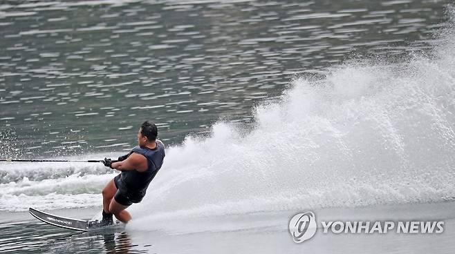 초여름 시원하게 즐기는 수상스키 (춘천=연합뉴스) 양지웅 기자 = 황금연휴 나흘째인 3일 강원 춘천시 의암호에서 시민들이 시원하게 물살을 가르며 수상스키를 즐기고 있다. 2020.5.3 yangdoo@yna.co.kr