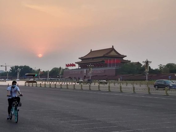 중국 노동절 연휴 기간인 지난 3일 오후 베이징의 세계적 관광지인 천안문 앞을 자전거를 탄 시민이 지나가고 있다. 사진 =정지우 특파원