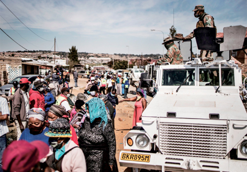 지난 2일(현지시간) 남아프리카공화국 센추리온에서 구호식량 등을 받기 위해 주민 수천명이 모여든 모습. 이날 구호품 배급 대기줄은 끝이 보이지 않을 정도로 길었다. 이곳 주민 3만가구에 2200t 상당의 곡물, 위생용품, 마스크 등이 지급됐다. 센추리온=AFP연합뉴스