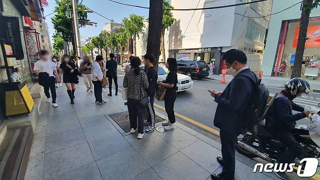 아이폰SE 구매를 원하는 사람들이 1m 정도의 간격을 두고 애플스토어 가로수길점 앞에서 대기하고 있다. 2019.05.06. /뉴스1 © News1 김정현 기자