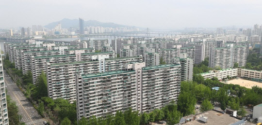 한동안 가격이 하락했던 서울 주요 지역 재건축 대상 아파트값이 연휴를 기점으로 다시 오름세를 보이고 있다. 사진은 잠실주공5단지 모습.



연합뉴스