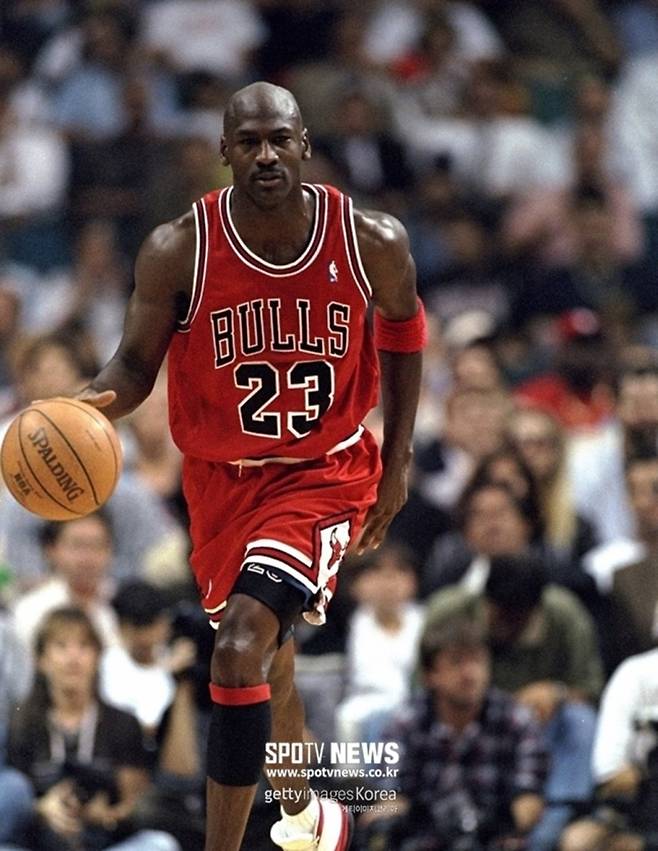 ▲ 마이클 조던이 입은 시카고 불스의 유니폼이 팬들이 뽑은 역대 최고 유니폼 3위에 올랐다.