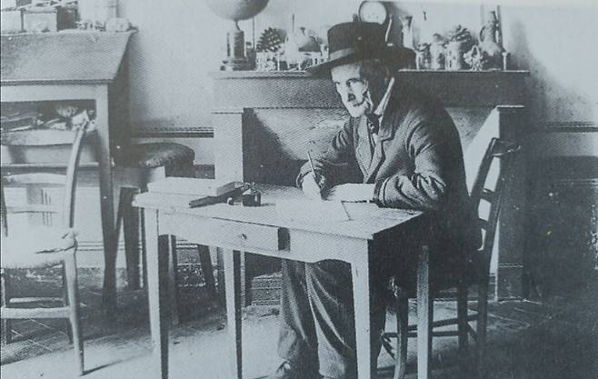1913년 세리냥 자택에서 집필 중인 파브르. 청년사 제공