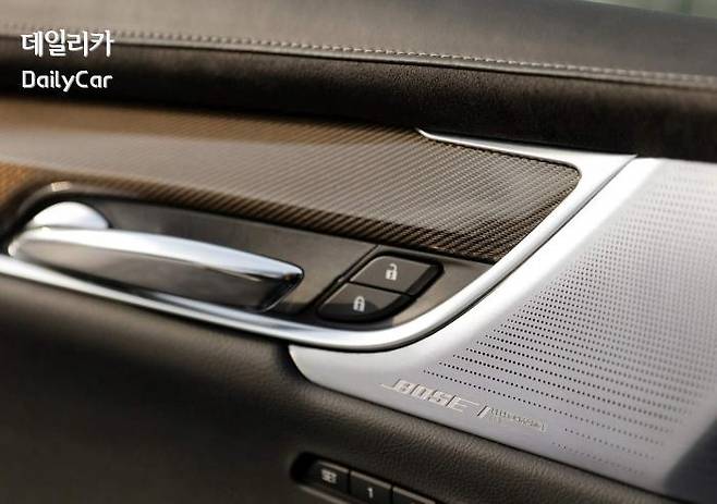 캐딜락 XT6 (가죽과 카본, 금속 등의 질감)