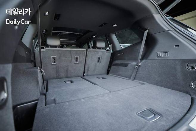 캐딜락 XT6 (3열 좌석을 접은 트렁크 적재공간)