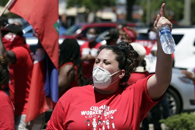 2일 미국 플로리다주 올랜도에서 접객업 노동자들이 실업수당을 요구하는 시위를 하고 있다. 올랜도=AP 연합뉴스