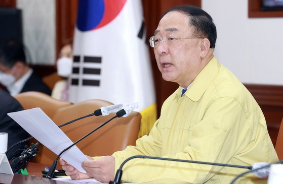 홍남기 경제부총리 겸 기획재정부 장관이 7일 오전 서울 종로구 정부서울청사에서 열린 제2차 비상경제 중앙대책본부회의에서 모두발언을 하고 있다. 뉴스1