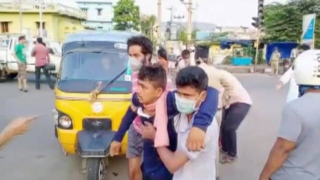 7일 인도 안드라프라데시주의 비사카파트남의 LG폴리머스인디아 공장에서 가스 누출 사고가 발생한 후 주민들이 가스에 중독된 이들을 부축해 이동하고 있다. 비사카파트남｜로이터연합뉴스