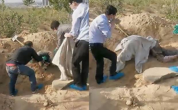 중국 경찰이 아들에 의해 생매장 됐던 70대 여성을 흙 속에서 구조하는 모습