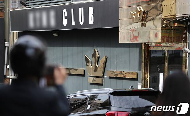 신종 코로나바이러스 감염증(코로나19) 확진 판정을 받은 20대 남성 A씨가 지난 2일 새벽 서울 용산구 이태원의 게이클럽으로 알려진 한 클럽을 방문한 것으로 알려졌다.사진은 이날 오후 코로나19 확진 판정을 받은 A씨가 지난 2일 새벽 방문한 것으로 알려진 서울 용산구 이태원의 한 클럽. 2020.5.7/뉴스1 © News1 이승배 기자